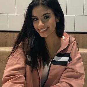 Meet your Posher, Omaima